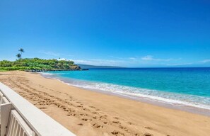 Playa en los alrededores, camastros y toallas de playa 