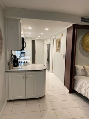 Tabla de planchar con plancha, wifi y ropa de cama 