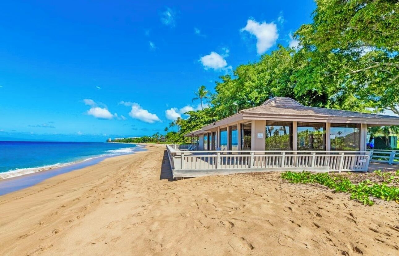 Tæt på stranden, liggestole, badehåndklæder