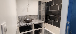 Combined shower/bathtub, hair dryer, towels, soap
