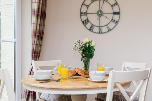 A cosy cottage in Shanklin Old Town with 15% off Red Funnel travel.