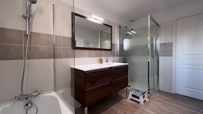 Combined shower/tub, hair dryer, towels, soap