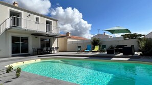 Een buitenzwembad en een verwarmd zwembad