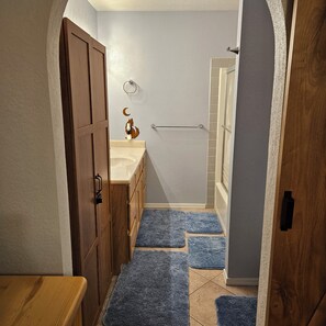 Combined shower/bathtub, hair dryer, towels, soap