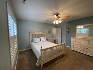 3 chambres, bureau, fer et planche à repasser, accès au Wi-Fi (inclus)