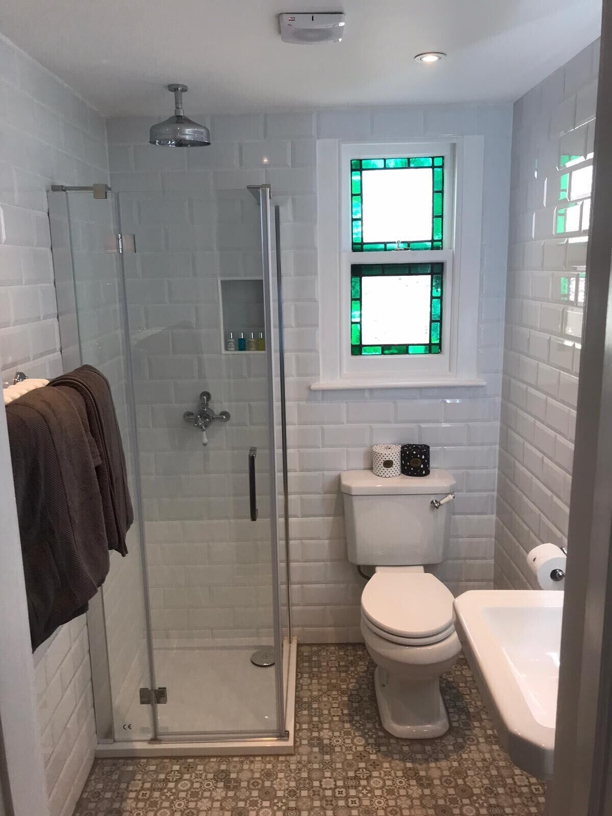 Haartrockner, Handtücher, Seife, Toilettenpapier