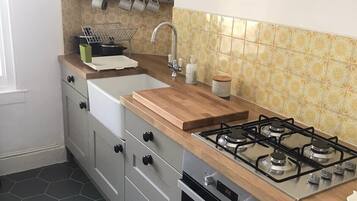 KĂŒhlschrank, Ofen, Herdplatte, Wasserkocher