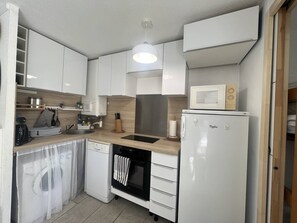 Een koelkast, een microgolfoven, een oven, een vaatwasser