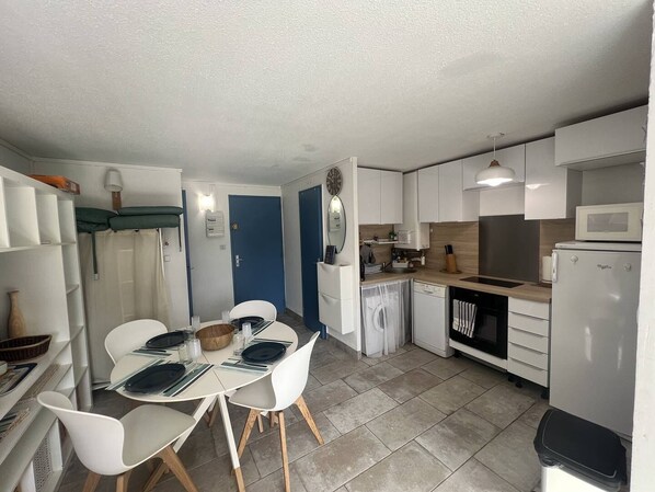 Een koelkast, een microgolfoven, een oven, een vaatwasser