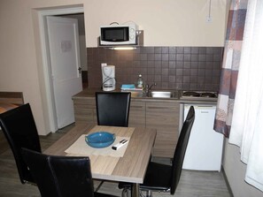 Fridge, microwave, stovetop, cookware/dishes/utensils