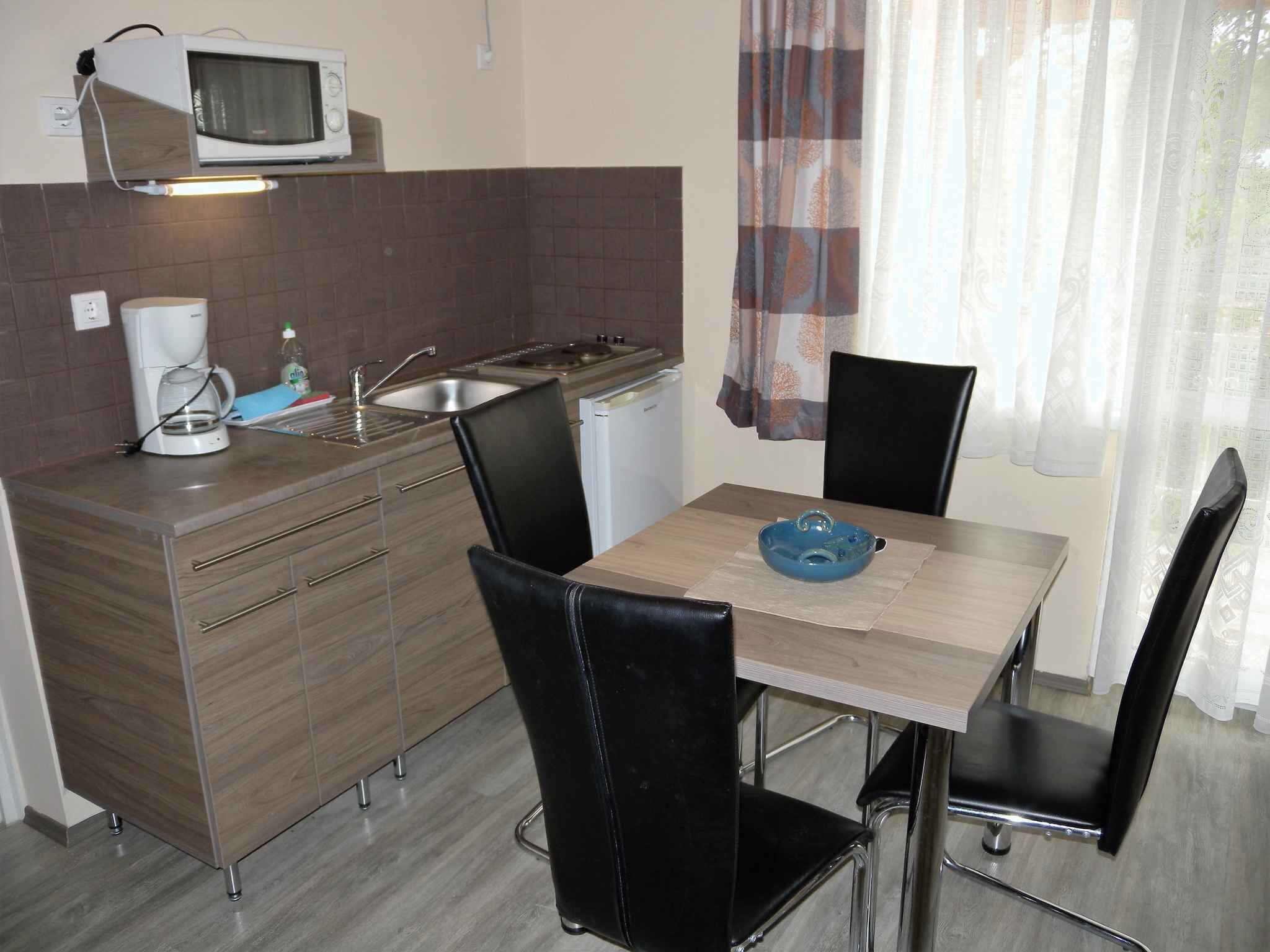 Refrigerador, microondas, parrilla de estufa y cafetera y tetera 