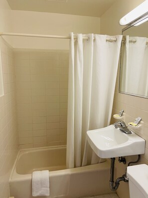 Combined shower/tub, free toiletries, towels - Crown Inn (Linden)