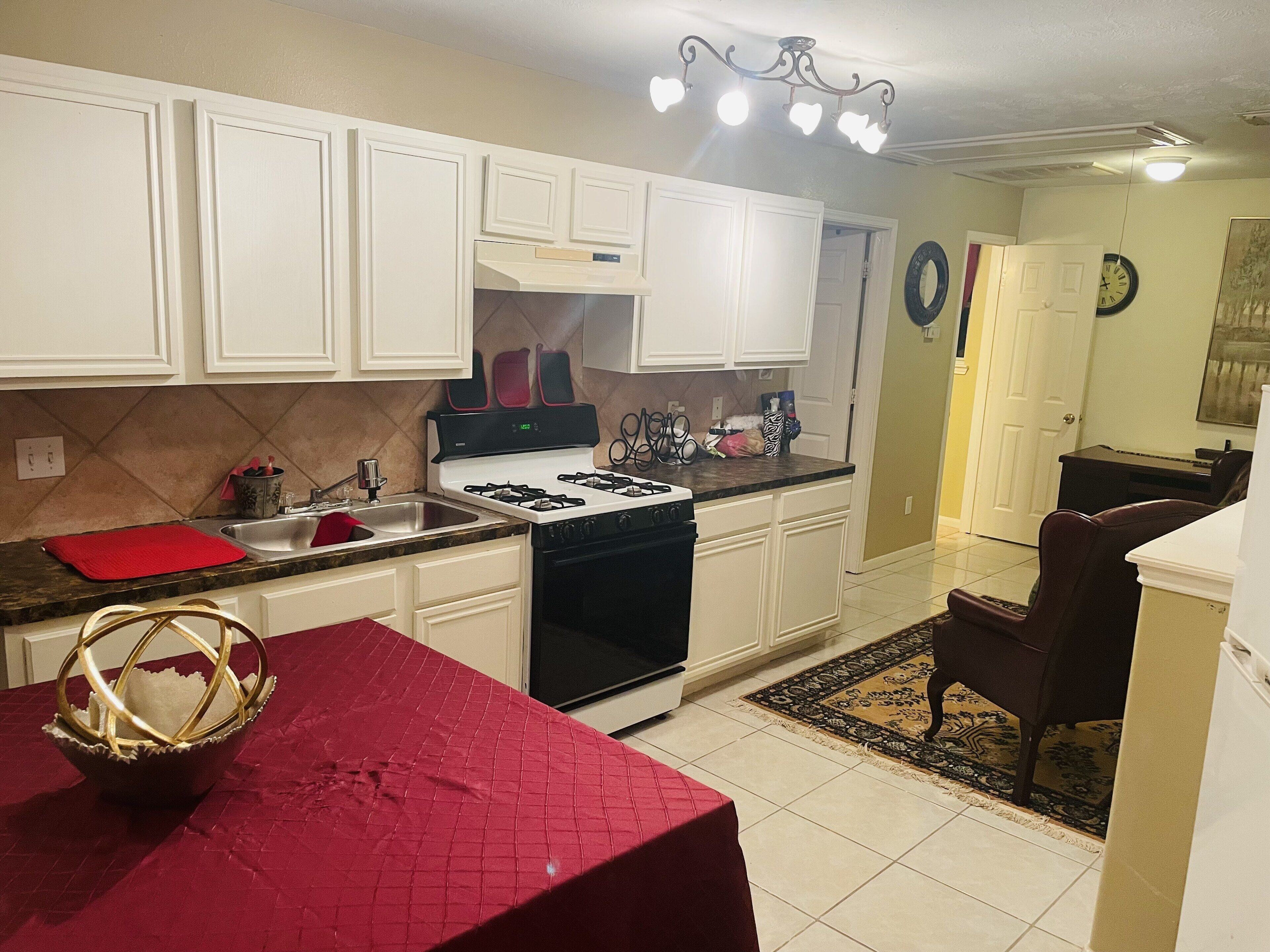 雪櫃、微波爐、咖啡機/沖茶器、廚房用具/餐具/器皿