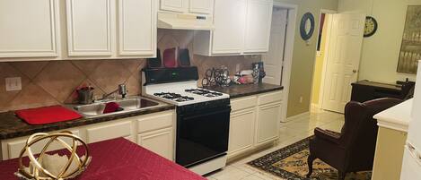 雪櫃、微波爐、咖啡機/沖茶器、廚房用具/餐具/器皿