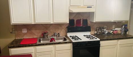 Refrigerador, microondas, cafetera y tetera y utensilios de cocina