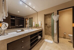 Douche, séchoir à cheveux, serviettes fournies, savon