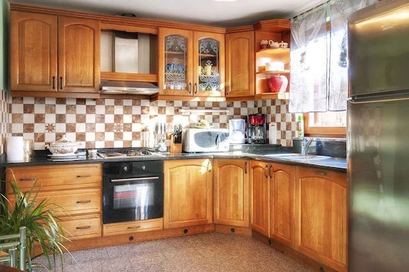 ثلاجة، ميكروويف، فرن، موقد طهي مسطح