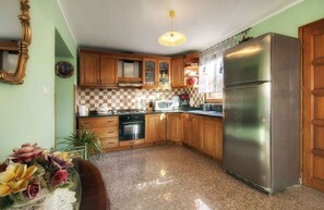 ثلاجة، ميكروويف، فرن، موقد طهي مسطح