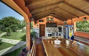 تناول الطعام بالخارج