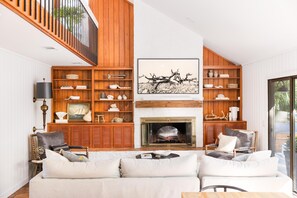 Smart TV, fireplace, books, stereo