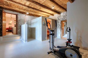 Fitness facility - Villa with swimming pool, sauna and indoor pool (Nedešćina)
