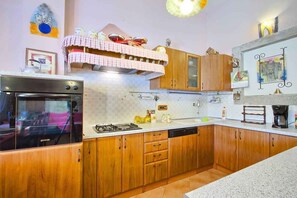 Fridge, microwave, oven, stovetop - Villa with swimming pool, sauna and indoor pool (Nedešćina)