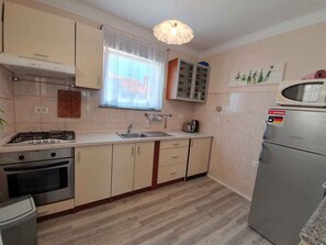 雪櫃、微波爐、焗爐、爐具