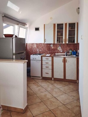 Fridge, stovetop, coffee/tea maker