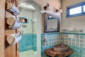 Habitación Confort doble | Baño | Ducha, bidé y toallas