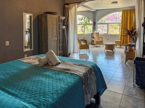 Deluxe Studio Suite | Premium bedding, individually decorated, individually furnished, desk - Casa de Colores (Guanajuato)