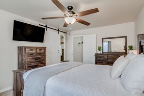 3 soverom, skrivebord, strykejern/-brett og reiseseng for barn