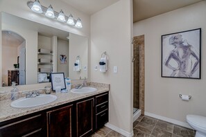 Chuveiro/banheira combinados, secador de cabelo, toalhas de banho 