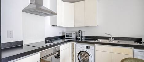 Kjøleskap, mikrobølgeovn, ovn og kokeplater