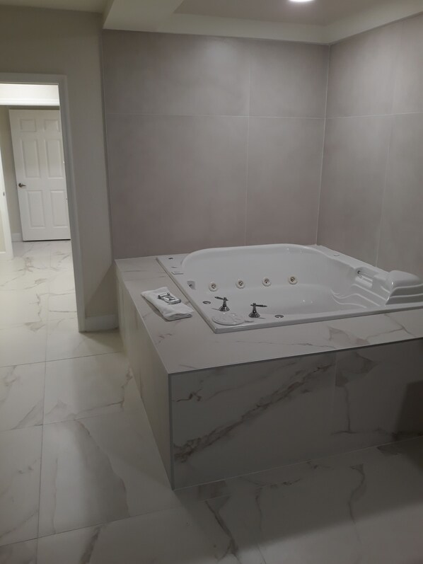 Shower, jetted bath, hair dryer, towels - This is a family resort,with outdoor pools,slides,shops for your convenience  (Kissimmee)
