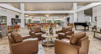 Want an amazing view on the 18th green next to the clubhouse? Look no further!