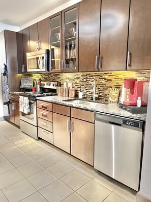 Fridge, microwave, oven, stovetop - Quiet Condo💎City View💎High Rise💎Balcony💎Pool💎Luxury (Houston)