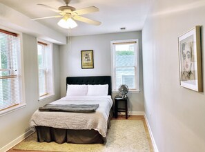 2 bedrooms, iron/ironing board, free WiFi, bed sheets - Spacious Row House in Hip and Historic Location (Washington)