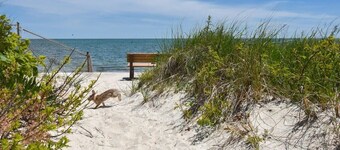 Shopping Restaurants 6 mins to Beach! AC!