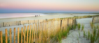 Shopping Restaurants 6 mins to Beach! AC!