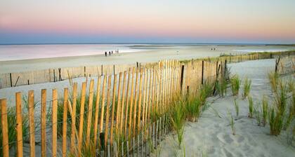 Shopping Restaurants 6 mins to Beach! AC!