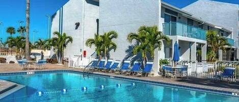 Una piscina al aire libre, una piscina climatizada