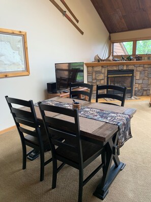 Dining - Last minute deal! Lake Superior Views Near Waterfalls 3 Bedroom 2 Bathroom (Two Harbors)