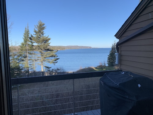 Last minute deal! Lake Superior Views Near Waterfalls 3 Bedroom 2 Bathroom