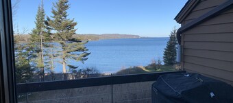 Last minute deal! Lake Superior Views Near Waterfalls 3 Bedroom 2 Bathroom