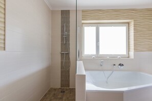 Bathtub, free toiletries, hair dryer, towels - Vacation Home "Manni EG" with Private Sauna, Air Conditioning & Terrace (Büsum)