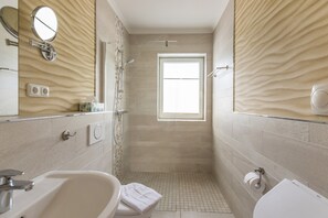 Bathtub, free toiletries, hair dryer, towels