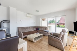 Televisión, chimenea, consola de videojuegos, reproductor de DVD