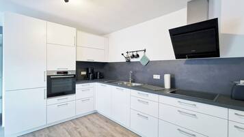 Fridge, oven, stovetop, dishwasher