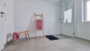 Douche, sèche-cheveux, serviettes fournies