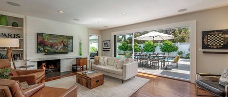 Smart TV, chimenea, monitor de computadora